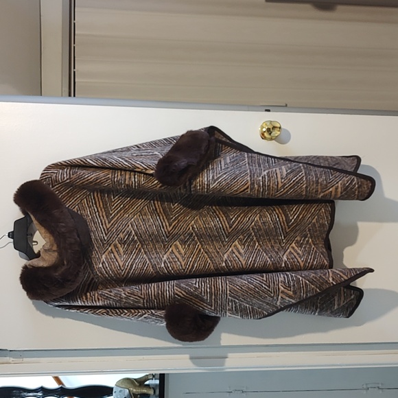 Women's Brown Faux Fur Hooded Shawl/ Wrap/Puncho Plus Size 2X/3X  Make An Offer - Picture 2 of 10